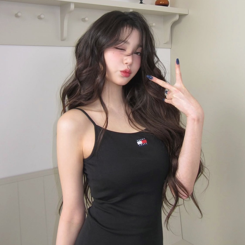 심플한 블랙인줄.. 가슴 로고 보니 타미진스였던 장원영 원피스