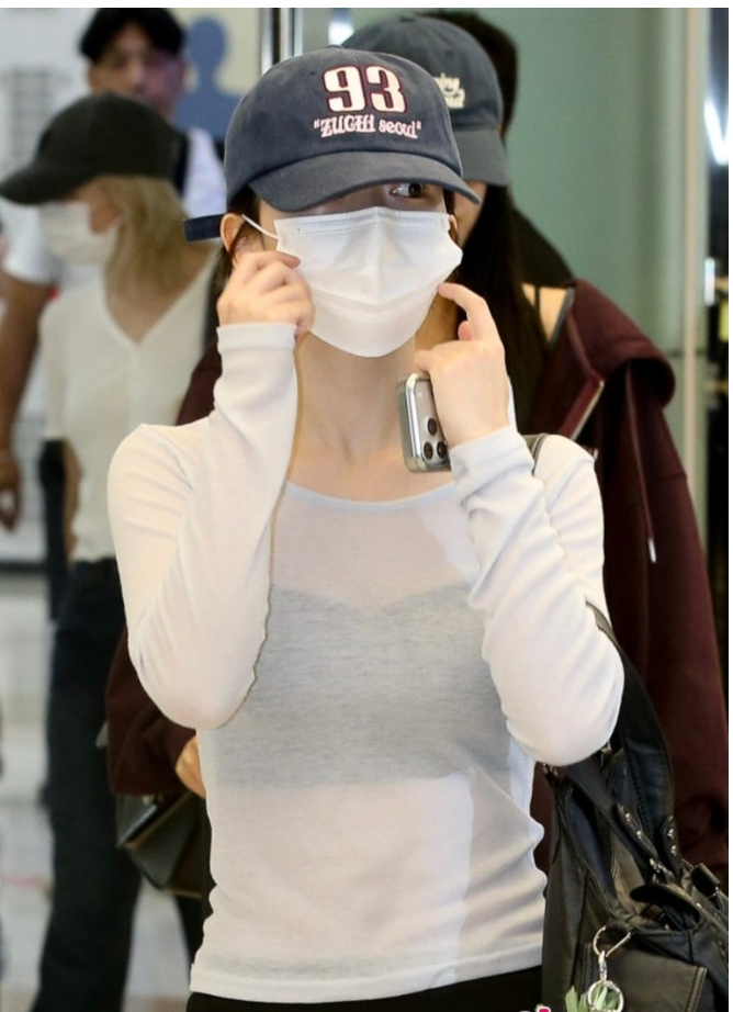 "초쌩얼인데 마스크 벗은 이유가.." 엔믹스 해원 공항패션 힙한 시스루 롱슬리브 & 미우미우 ....