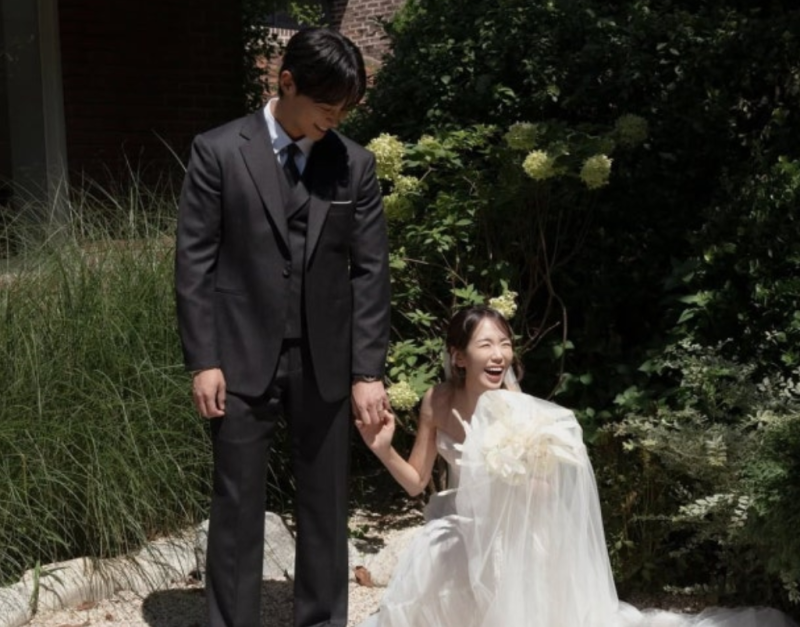 나솔 30기 옥순♥영수 비주얼 폭발, 반지 낀 손부터 흑백 포옹까지 웨딩사진 공개