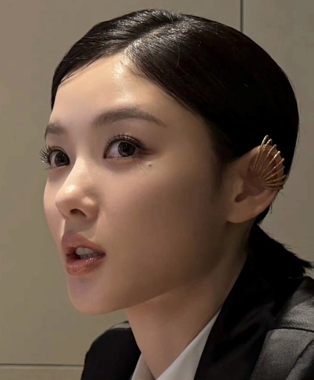 "와 실화냐" 김유정, 금빛 부채 귀걸이 난리