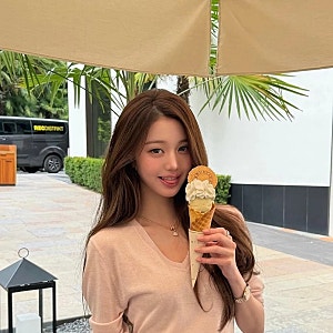 스타들의 명품시계 장원영. 송혜교.김나영.김연아 그리고. . .손목이 호강일까? 시계가 호강....