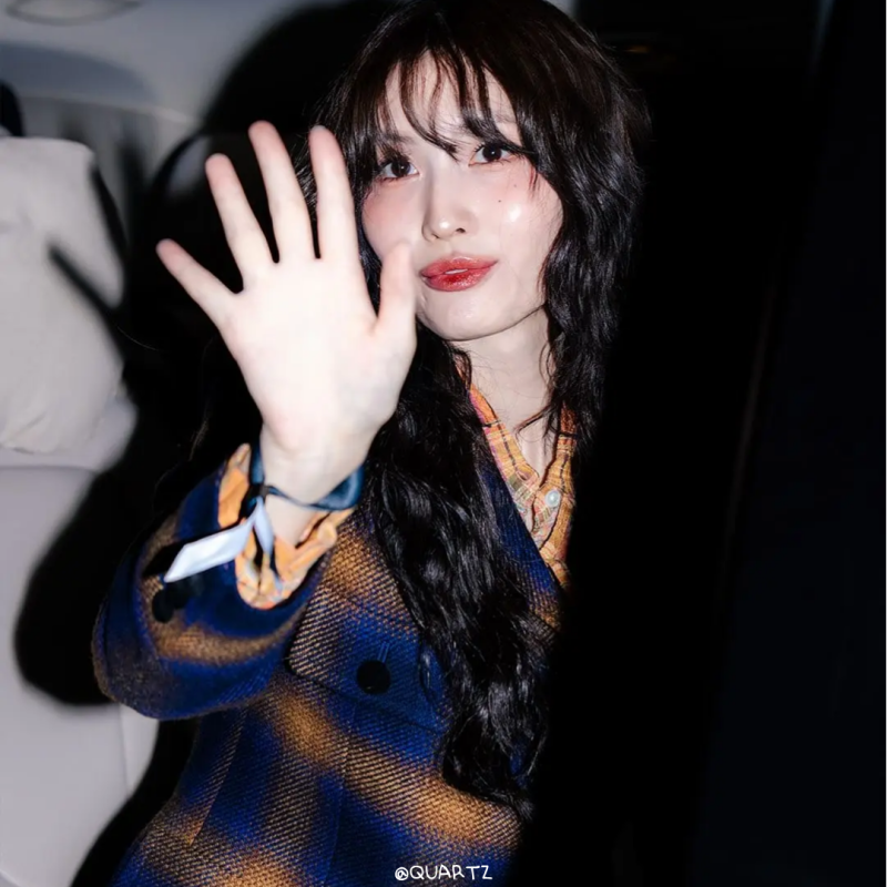 TWICEモモ、ミラノで美しいけれどどこか非現実的…「人工的な人形美？」