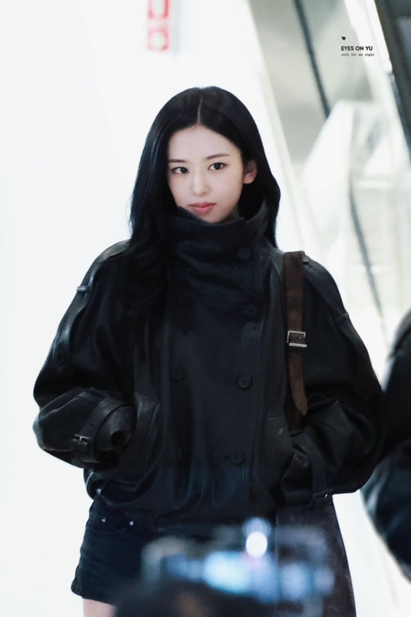 안유진 공항룩 가죽자켓+블랙 쇼츠, 간절기 코디 이렇게 하면 되네