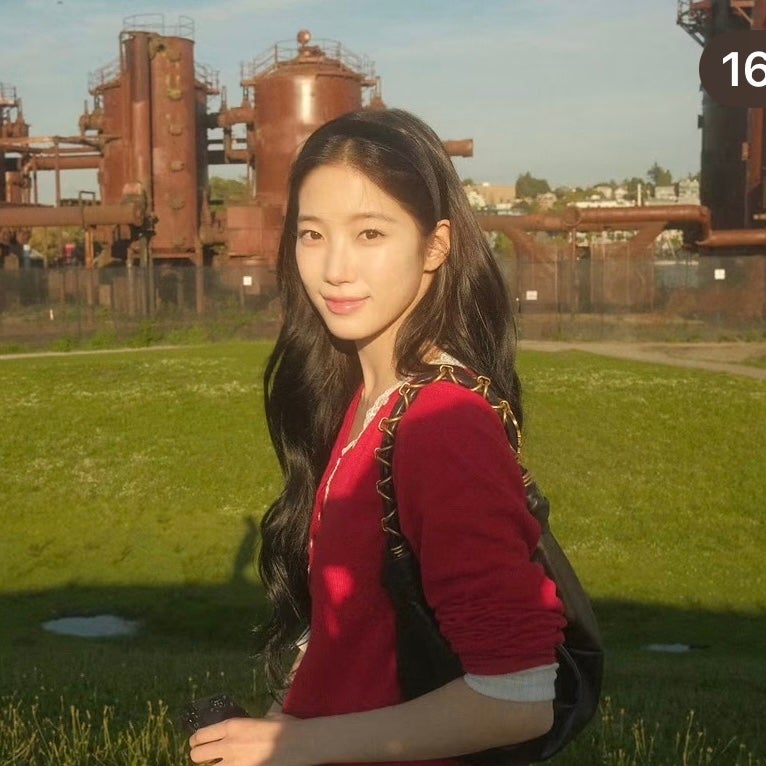 Le Sserafim Kazuha's Travel Fashion: Red T-shirt Coordination That Perfectly Highlights Her Innocent Charm ❤️