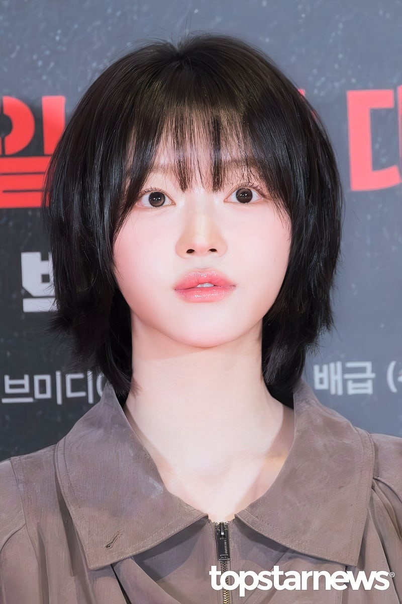 화제의 중심, 오마이걸 유아의 단발머리와 시사회 패션 분석