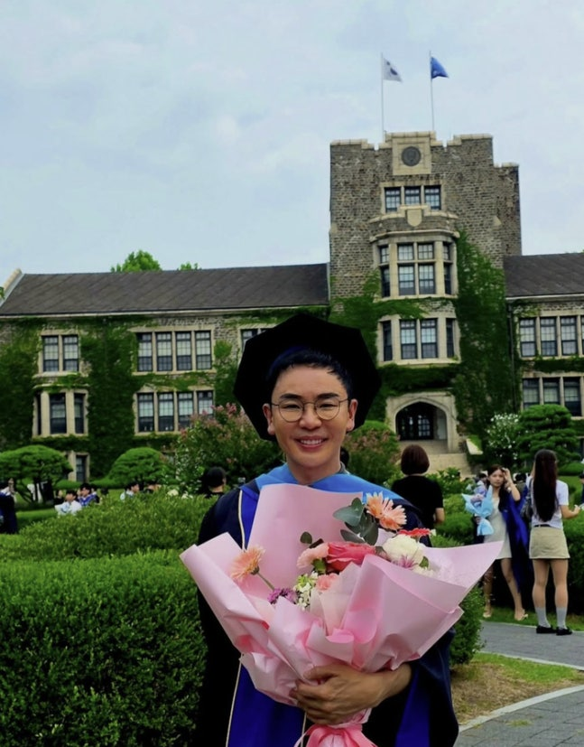 설민석 대학원 재졸업 후 등장, 논문표절 학위취소 6년 만에 학위복 입고 등장… 그가 남긴 ....