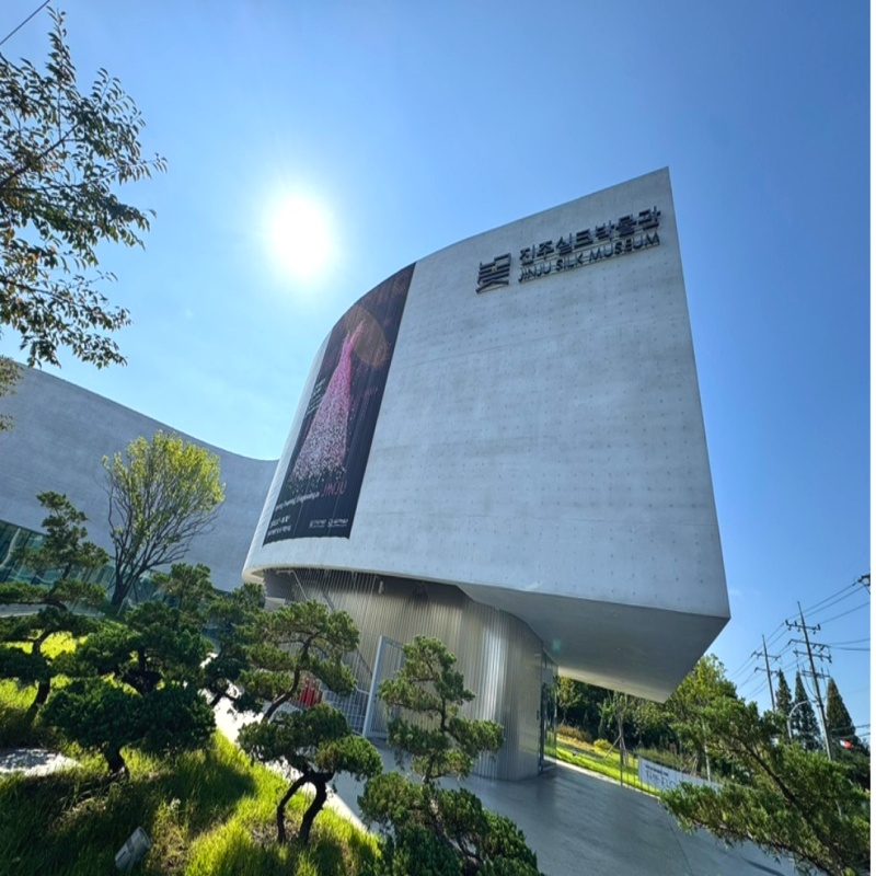 晋州シルク博物館 クム・ギスク作品展「空虚を編む」