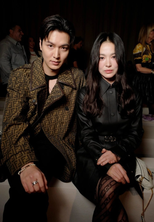 "Why Did I Just See This Two-Shot?" Lee Min-ho Next to Song Hye-kyo, The Atmosphere Was Different When They Sat Together