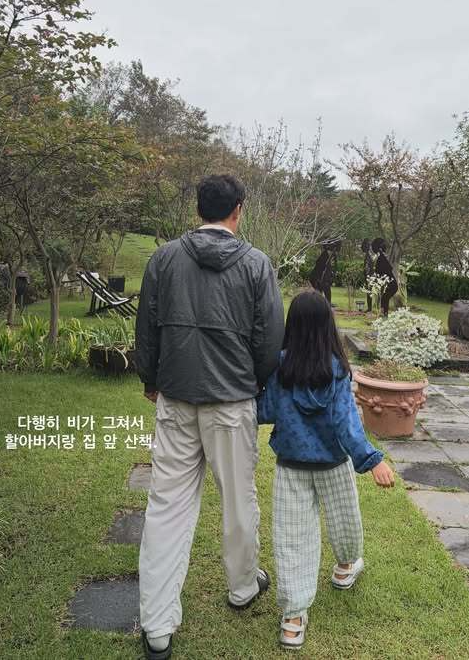 한채아 8살 딸, 언제 이렇게 컸어?... 할아버지 차범근 손잡고 다정한 산책