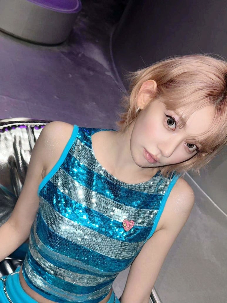 LE SSERAFIM's Sakura Undergoes a Drastic Transformation: Pink Bob with Blue Sequins