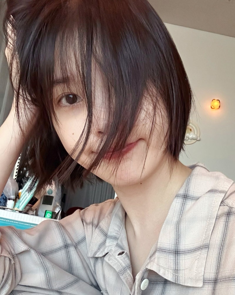 261001 아이유 인스타그램, 민낯 + 파자마로 완성한 '단발인의 삶' 일상 셀카_ 이쁘고 친숙해