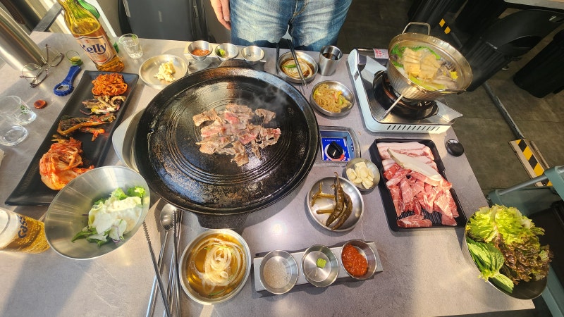 커다란 무쇠 불판 위에서 즐기는 '솥뚜껑삼겹살', 푸짐한 한 상 가득한 고기 맛 탐방