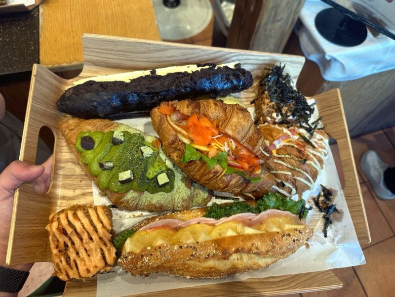 성심당 DCC점_빵지순례길 대전 필수 코스 빵투어 대전맛집 성심당 무화과롤 후기