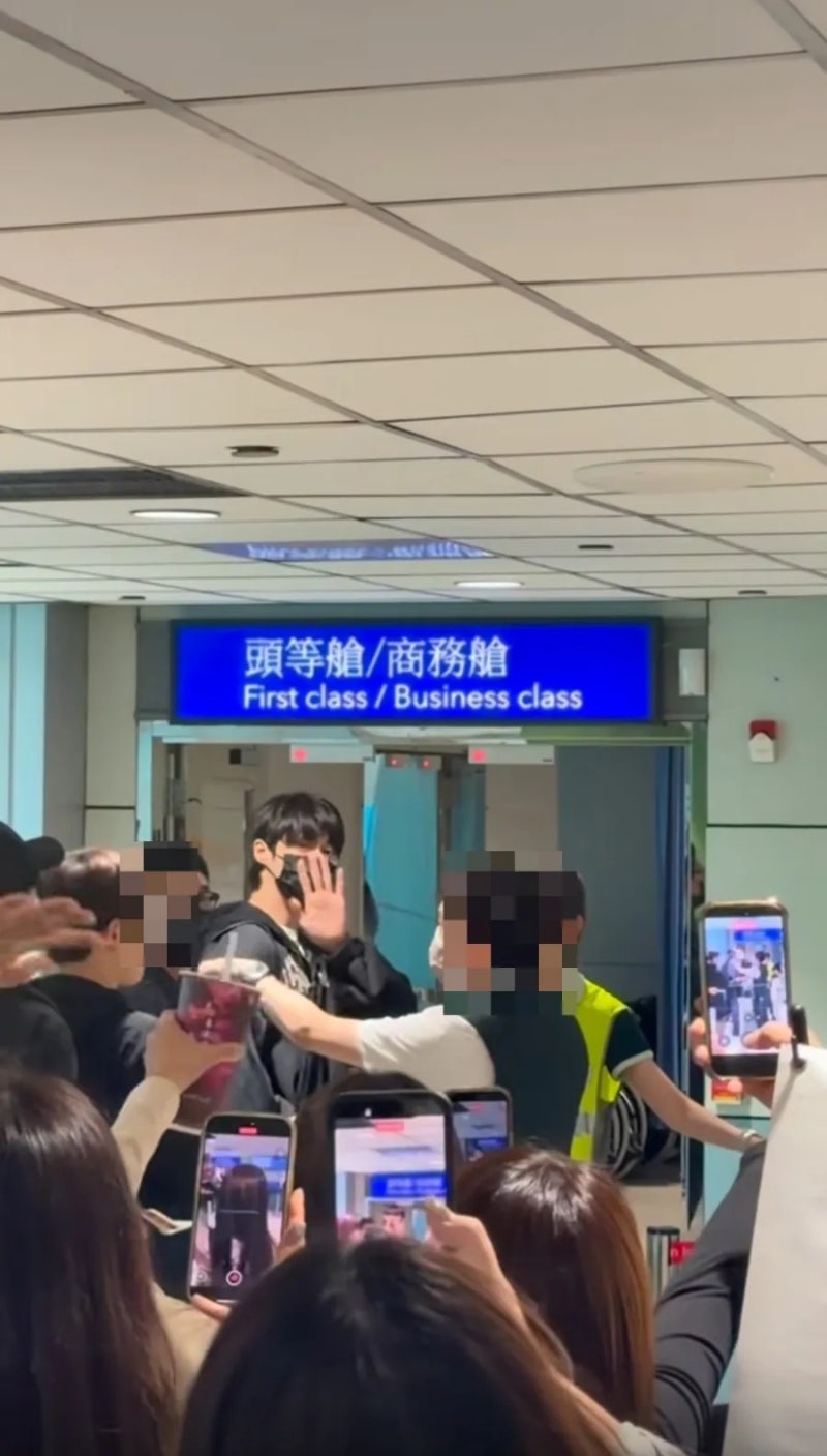 Bye-bye, Taiwan! Byeon Woo-seok's Taipei Fan Meet Ends with a Sad Departure: "Is it Already Time to Say Goodbye?"