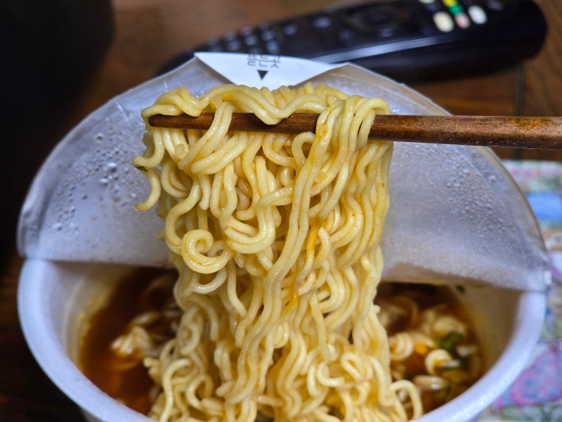 야식 밤 10시 컵라면 고민! 육개장 사발면 vs 멸치 쌀국수, 야식으로 더 나은 선택은?