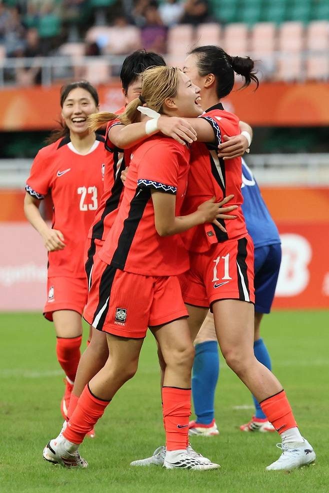 윤수정 해트트릭 폭발…여자축구, 우즈베키스탄에 6-3 승리! 8년 만의 아시안게임 4강행
