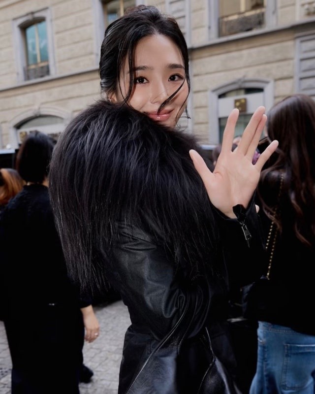 “퍼 아우터에 쇼츠를 입는다고?” 박규영, 밀라노에서 완성한 올블랙룩