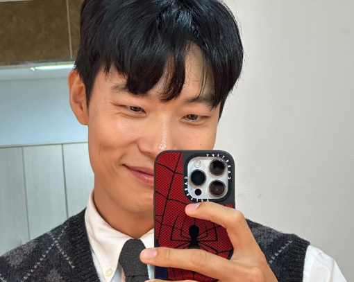 '올해 마흔' 배우 류준열, 과거 스캔들과 논란 딛고 새 작품과 근황 공개 ( + 들쥐, 안경, 영화,....