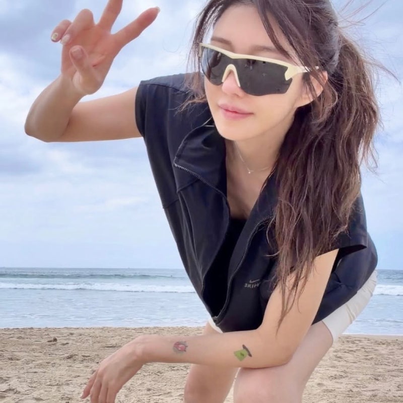 48세 맞아? 이지아 군살 없는 몸매, 해변에서 포착된 운동은?