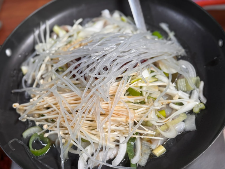 통영 맛집 찾는다면? 이른 아침부터 먹을 수 있는 오뚜기식당 낙지볶음