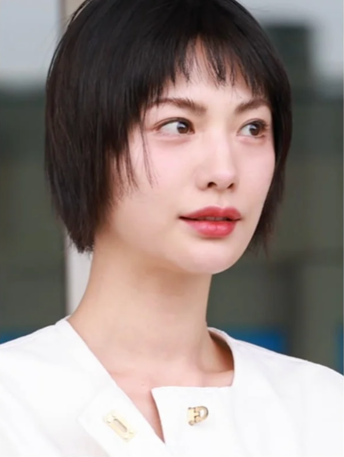 나나 ‘입술이 다시 얇아 졌네?’ 입술 사과 후 공항에서 포착된 변화
