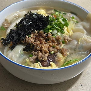 선물 받은 손만두로 끓인 만두국!! 멸치 육수로 끓여야 더 맛있지~ 야채랑 만두 듬뿍 넣어서 ....