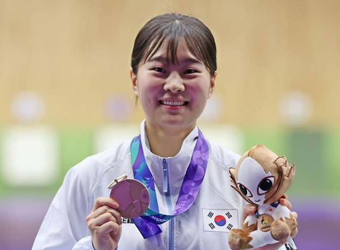 '첫 AG' 김지은, 사격 여자 50m 소총 3자세 동메달…극적인 결선 진출 뒤 값진 메달