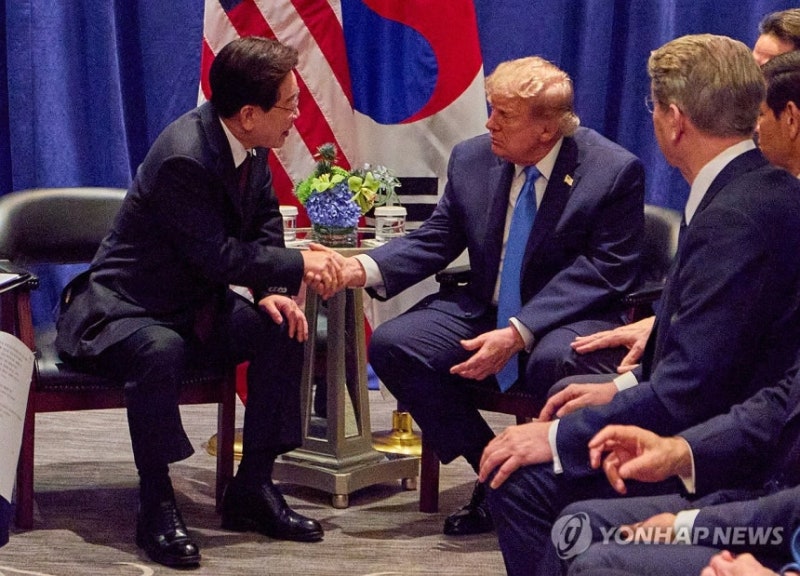 “못 만날 줄 알았는데 갑자기 30분” 이재명·트럼프 깜짝 회담…대미투자 풀리자 핵잠·전....