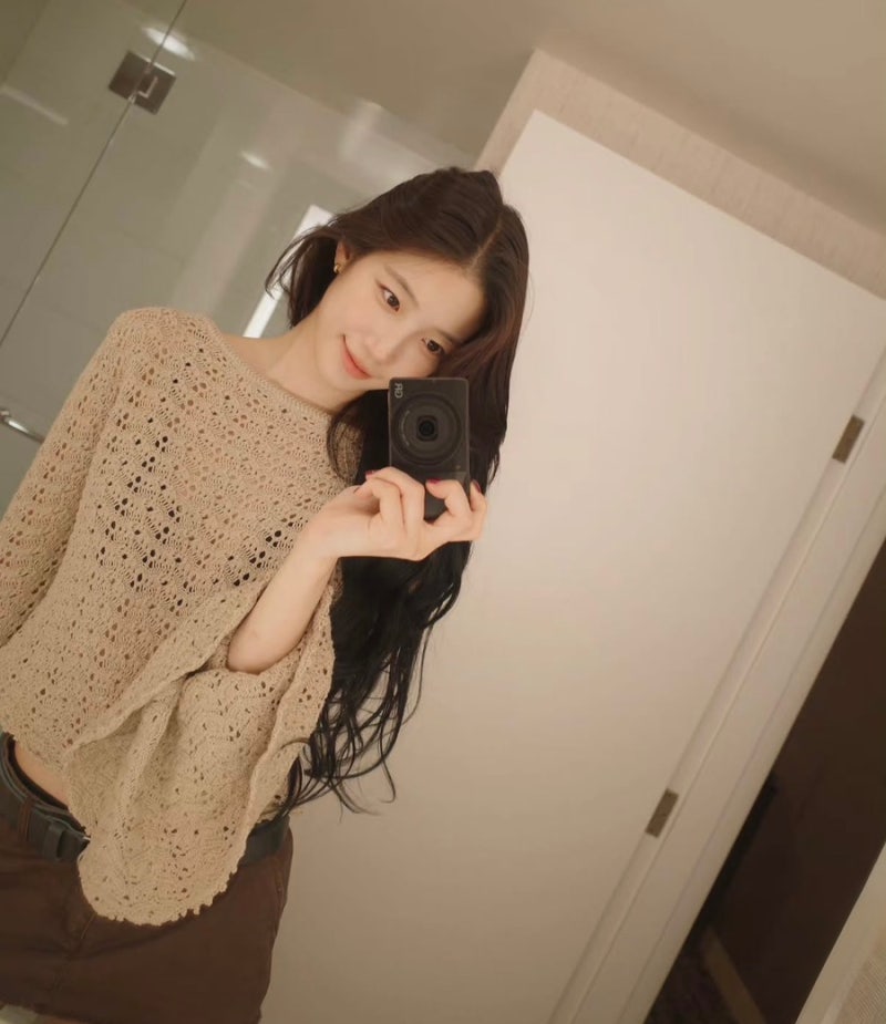카즈하 사복 베이지 니트 어디꺼? 소매까지 예쁜 크로셰 니트