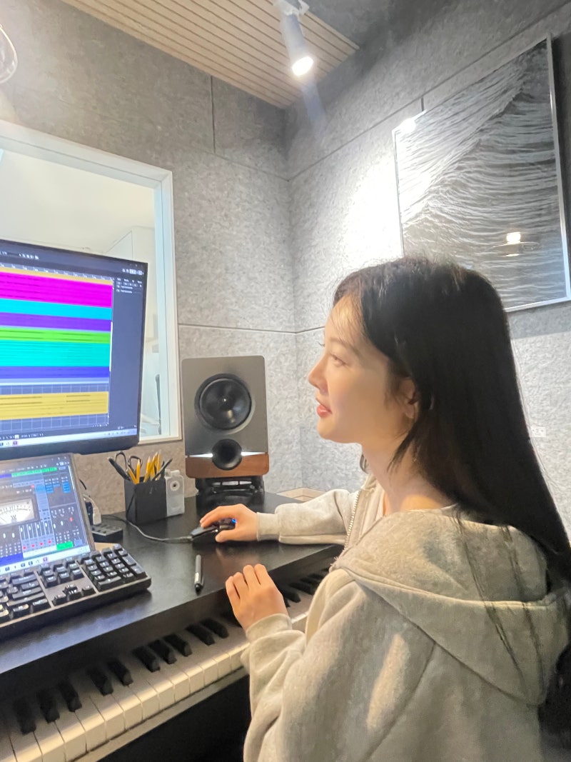 오늘은뮤직 성수건대점 미디 레슨에서 화면의 트랙을 함께 보는 장면