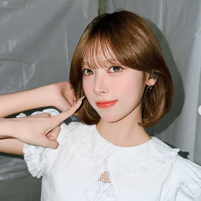 “지퍼가 줄줄 풀렸다” 리센느 메이, 대학축제 무대서 노출 위기…급히 가린 이유