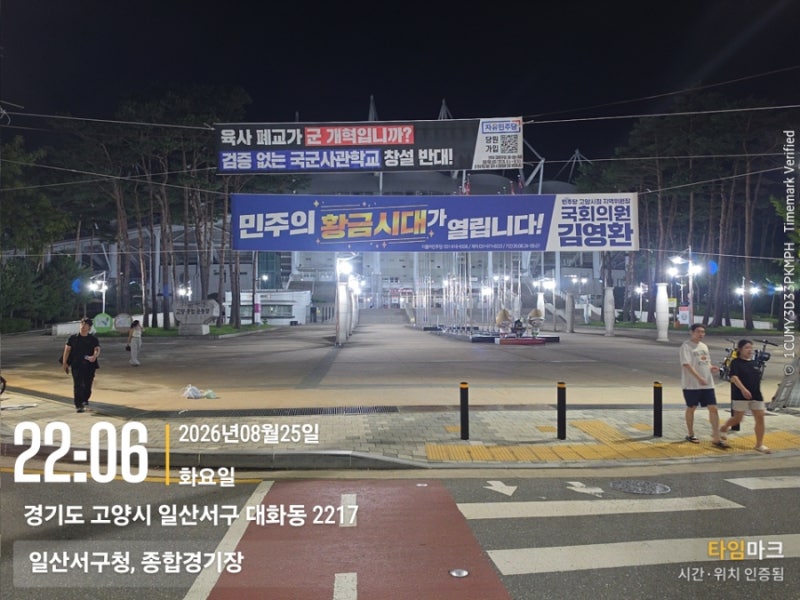 군대 선배들의 헌신과 굽히지 않는 애국충정의 길을 높이 삽니다♡