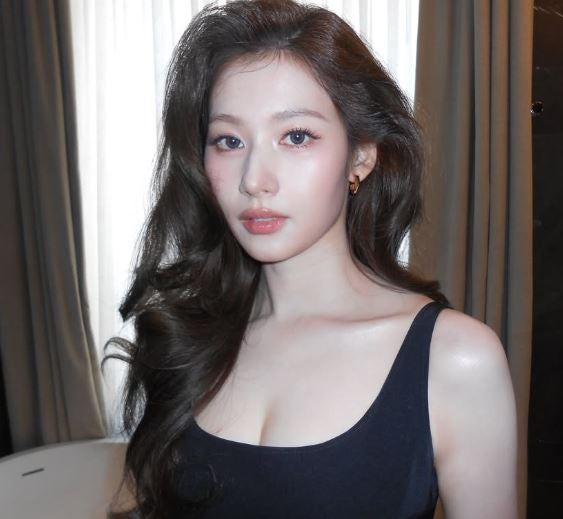 프라다 쇼, 블랙 드레스 하나로 그냥 끝내버린 '인간명품' 사나 근황 ㄷㄷ