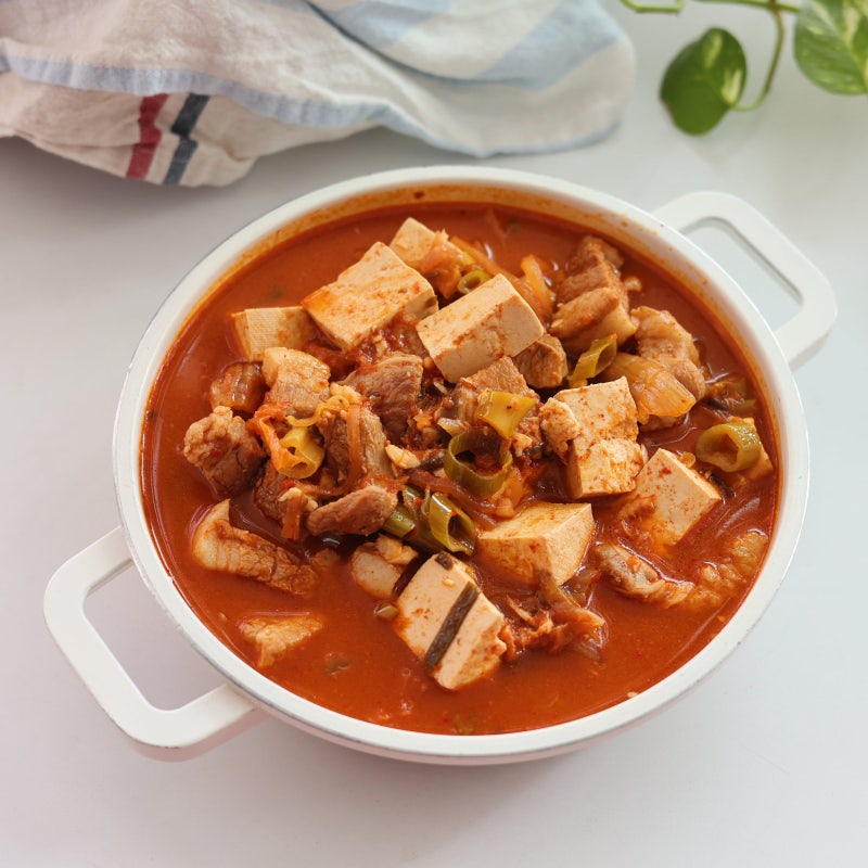 돼지고기 김치찌개 레시피 끓이는법 신김치로 칼칼하고 깊은 국물 요리