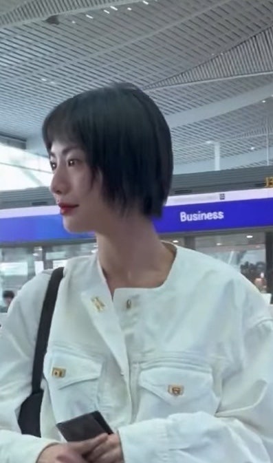 나나 입술 필러 논란 후 공항 사진, 달라 보인 건 입술뿐이었을까?