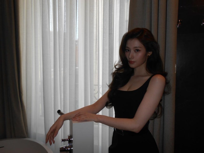 사나의 밀라노 올블랙 드레스, 블랙 원피스 코디의 참고점은