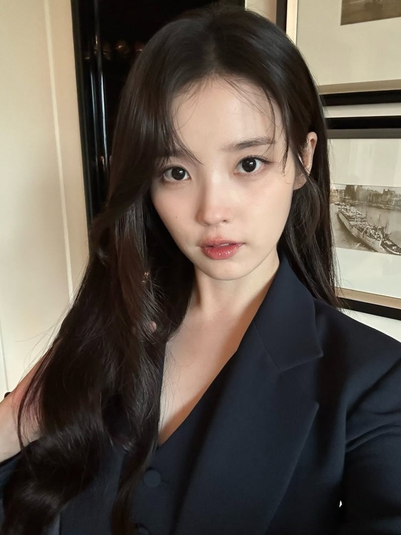 33세 아이유, 단발서 장발 변신, 인스타 통해 '장발인의 비즈니스' 근황 공개