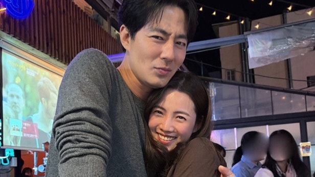 김기방 아내 김희경, '절친' 조인성에 폭 안겨 "합법적 외도"…촬영은 남편이?