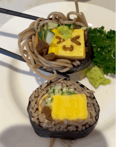 오밀 소바마끼 메밀면을 김에 말아낸 이색 메뉴, 계란과 와사비 조합까지