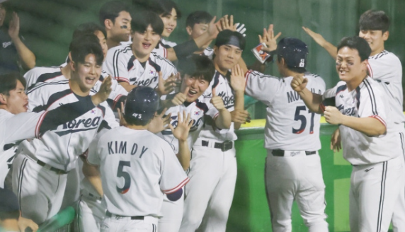 "방망이가 안 되면 발로라도 뒤집는다" 김도영, 1회부터 홈까지 폭풍 질주…한국 1회 2-1 역전 ....