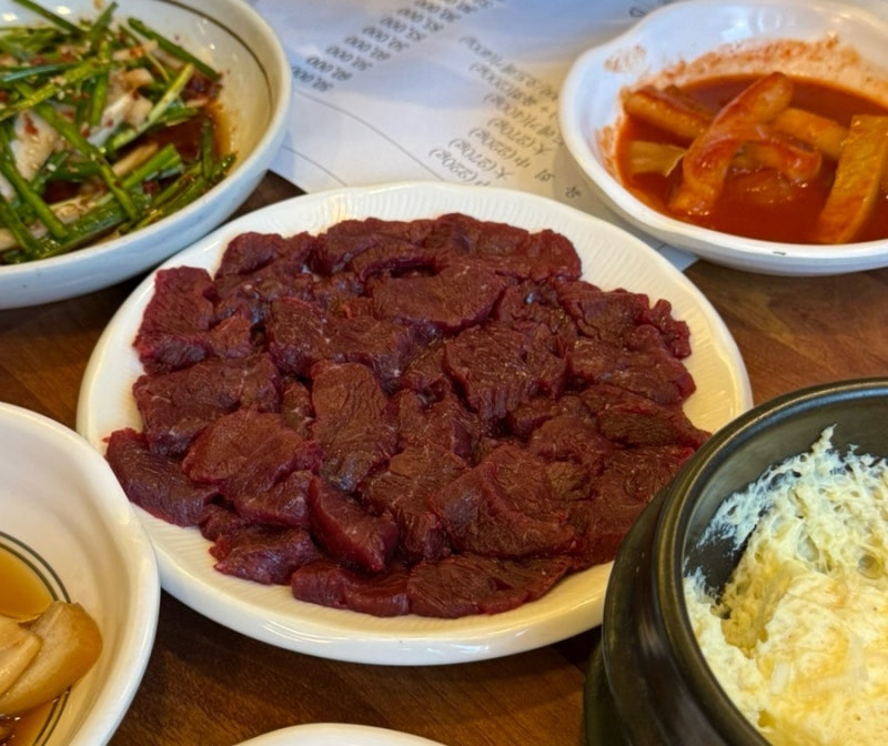 대구 반월당 생고기 맛집 추천,정갈한 밑반찬에 찰진 한우 뭉티기