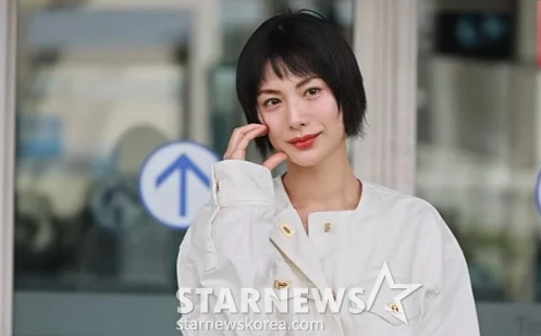 '내 잘못' 나나, 입술 필러 논란 사과 후 얇아진 입술 라인으로 공항 포착