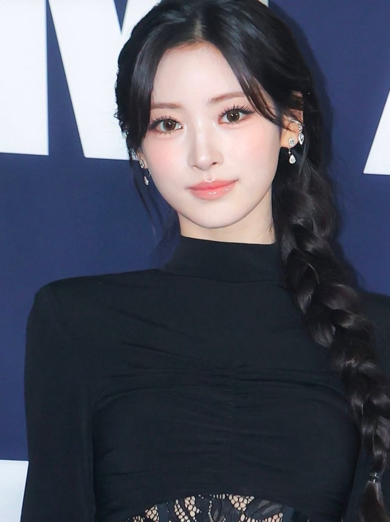 미야오 안나 블랙 드레스 스타일, 긴 브레이드 헤어까지 시선이 가는 이유