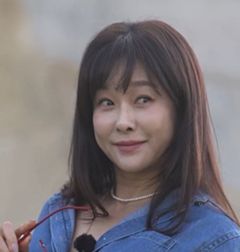 흰 셔츠 하나로 "몇 살 같아 보여요?" 물어본 50세 현영, 결국 프로필 공개하고 벌어진 일