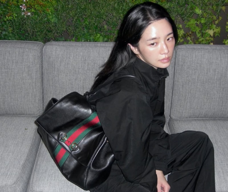 “가방 하나 바꿨을 뿐인데…” 박규영, 밀라노서 올블랙이 확 살아난 이유