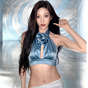 Red Velvet Joy 大膽透視裙擺姿勢，展現纖細腰身
