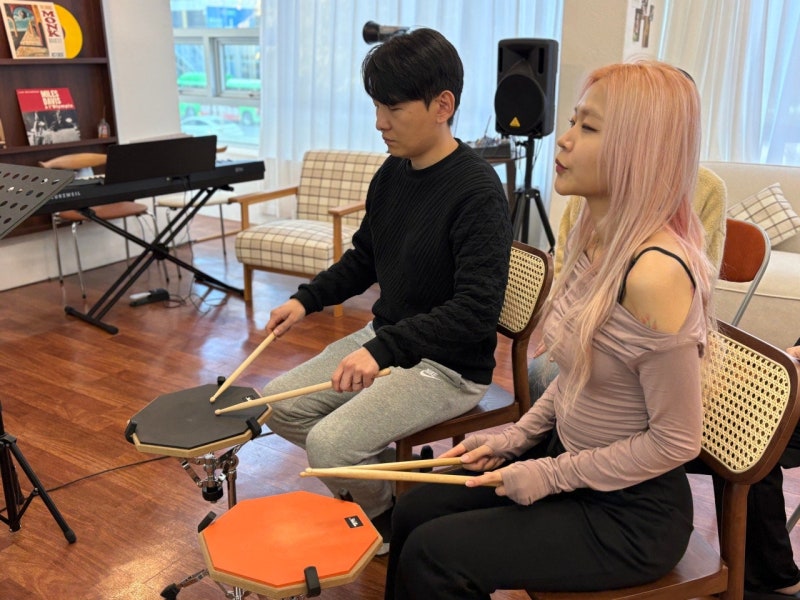 오늘은뮤직 양재점 드럼 레슨실에서 강사와 수강생이 1:1로 수업하는 모습