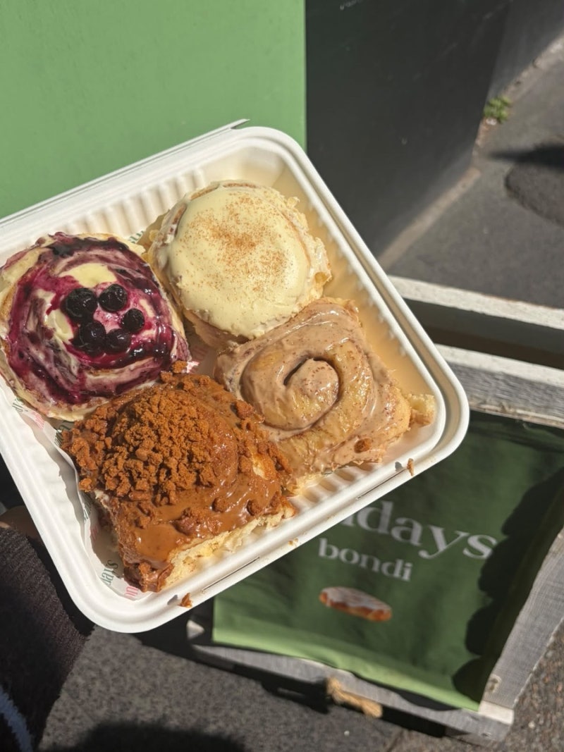 [시드니] 본다이 비치에서 먹는 시나몬롤 Sundays Bondi 솔직 리뷰