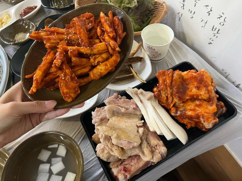 [춘천] 숯불닭갈비 1등 맛집 이 집으로 종결합니다. 직접 담그는 장아찌와 김치가 맛있는 우....