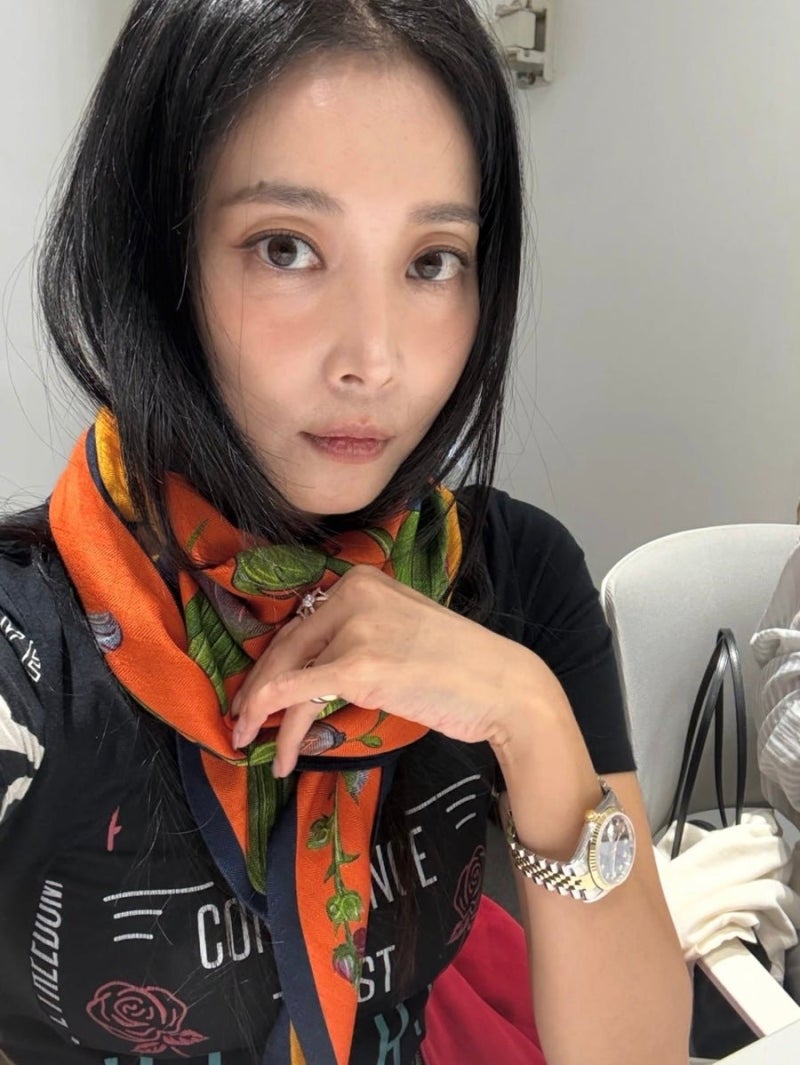 오윤아가 두른 스카프, 명품인 줄 알았는데.. 가격 보고 놀랐어요